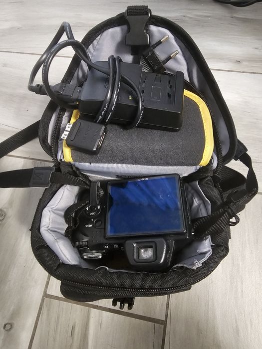 Vând aparat foto Sony încărcător si geantă transport