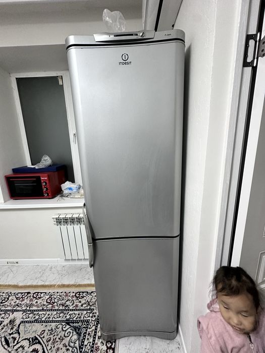 Продам Холодильник б/у индезит.