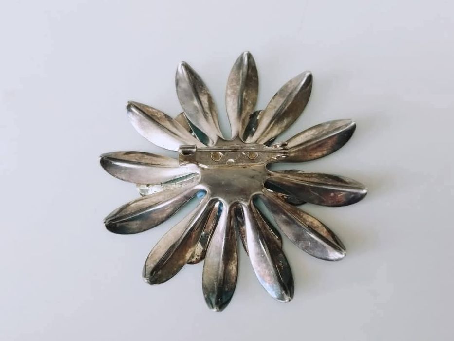 Veche brosa in forma de floare din email, placata cu argint, anii 50-6