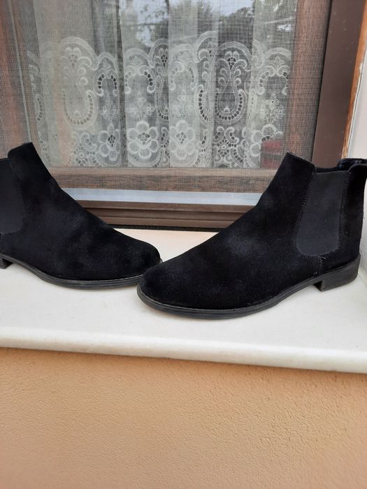 Botine din piele intoarsa neagra mărimea 38.