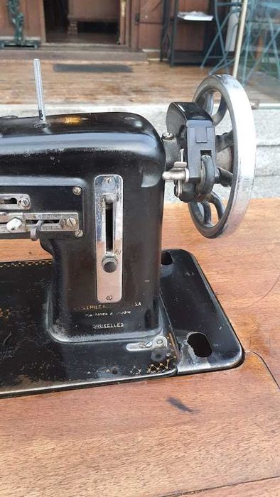 Masina de cusut Necchi