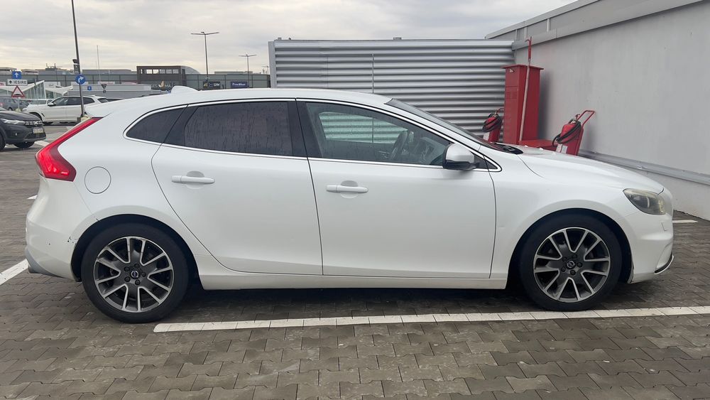 Volvo V40 D2 R-Design 2016 • Alb Perlat