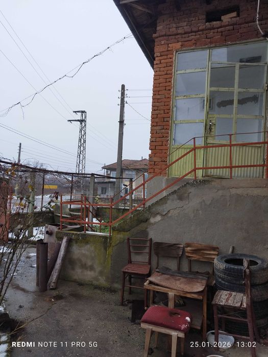 Продавам къща с двор в с. Новград
