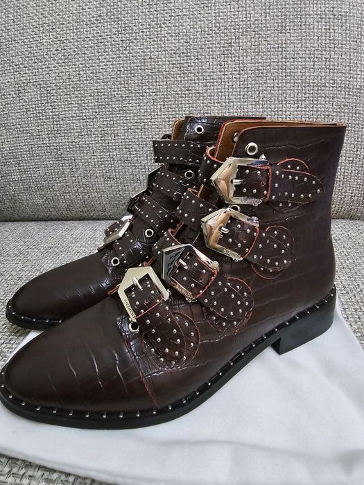 Сапоги под Givenchy.