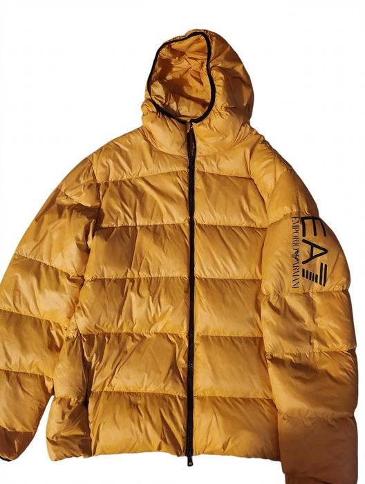 Продава се ARMANI яке
