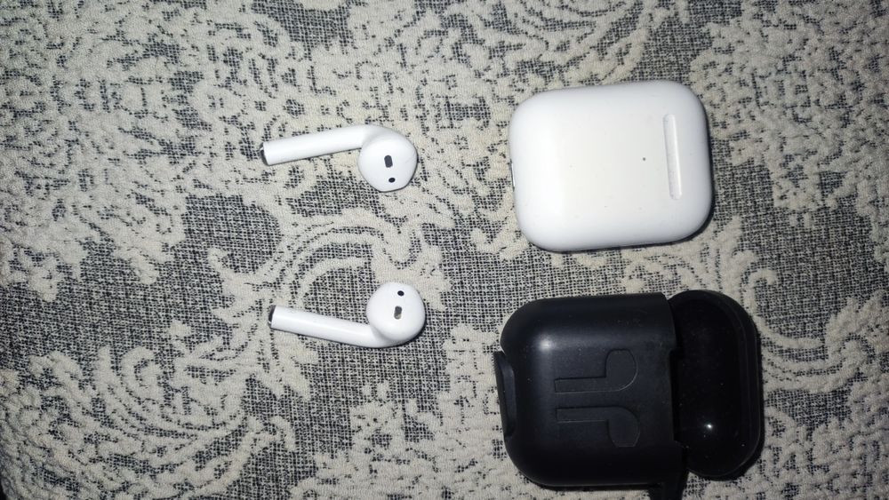 Наушники Apple AirPods with Wireless Charging Case белый