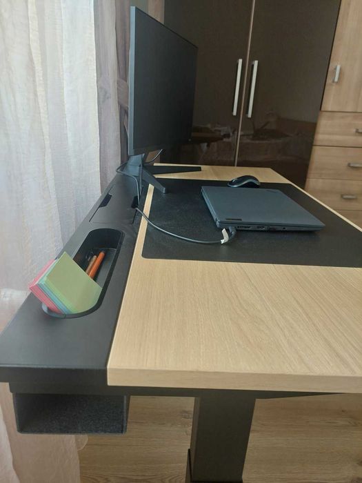 Ikea MITTZON бюро с практични функции и възможност за регулиране на височината