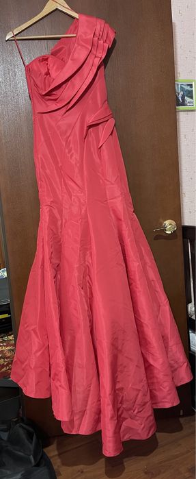 Вечернее платье со шлейфом