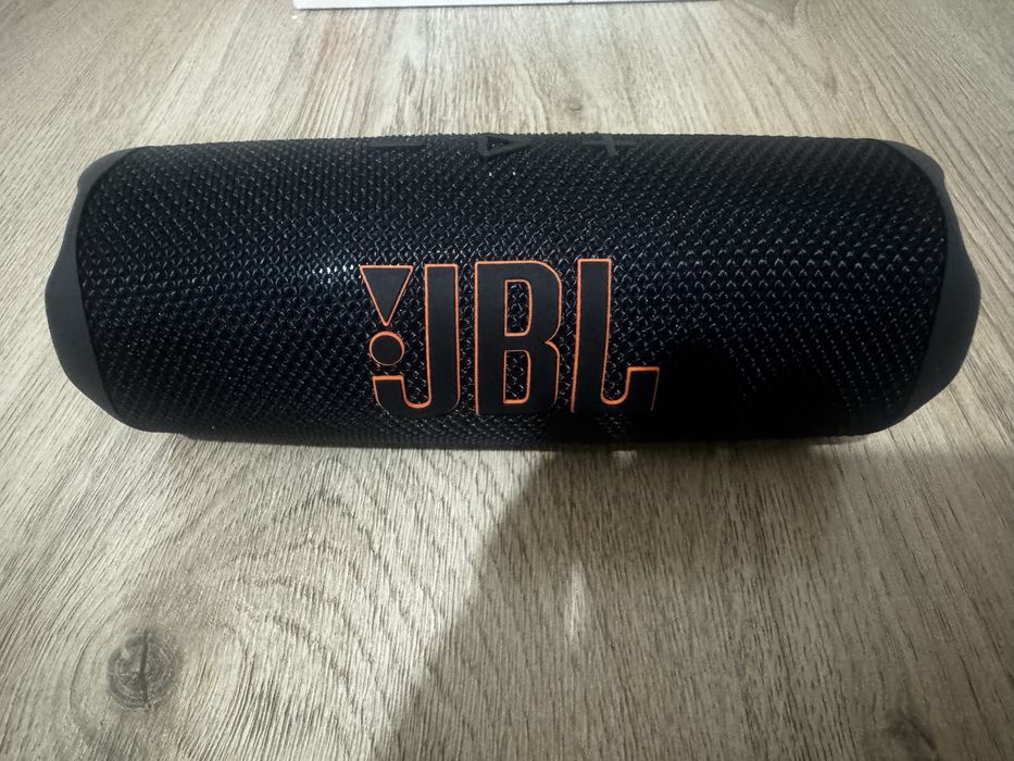 Продавам преносима Bluetooth тонколонка Flip 7