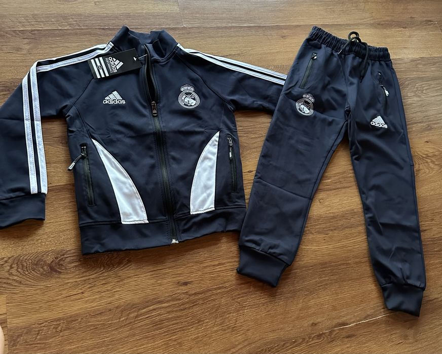 Детски,полиамиден екип Adidas в тъмно синьо с бродирано лого и ципове на джобовете