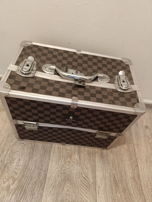 Чемодан с косметикой для визажиста