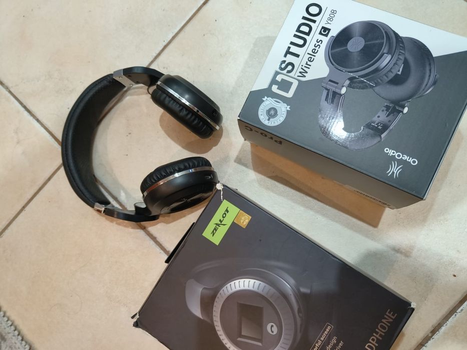 Căști wireless OneOdio și ZeaLot.