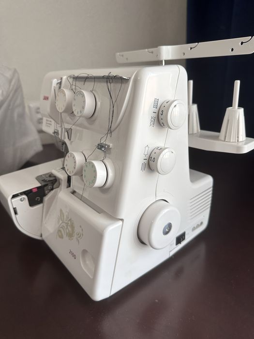 Продам оверлочную машину Janome