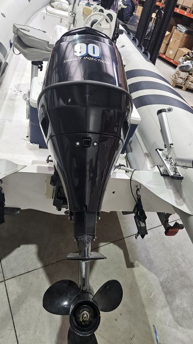 Лодка Tohamaran 5.8м + мотор 90 коня с надуаваеми бордове