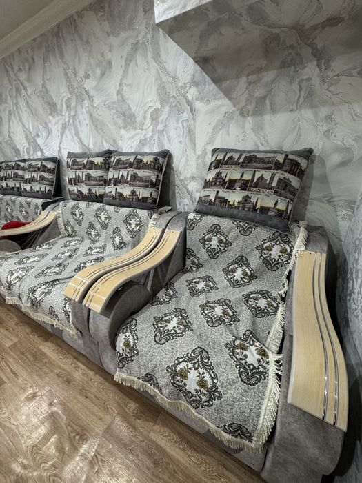 диван с подушками