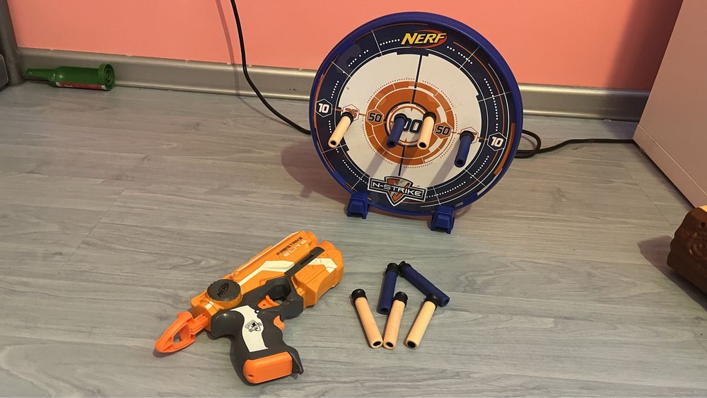 Nerf - пистолет с мишена
