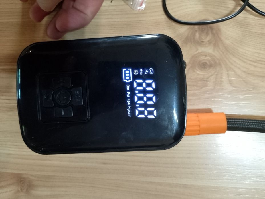 Електрическа помпа за надуване на гуми, дюшеци, топки и всичко