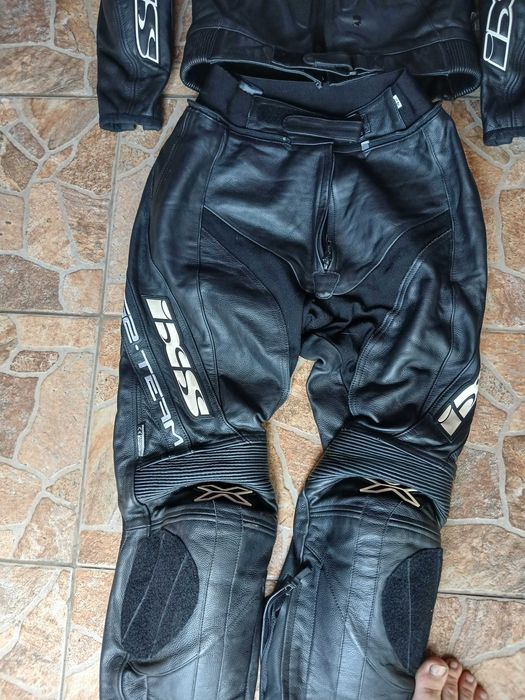 Costum moto din piele.