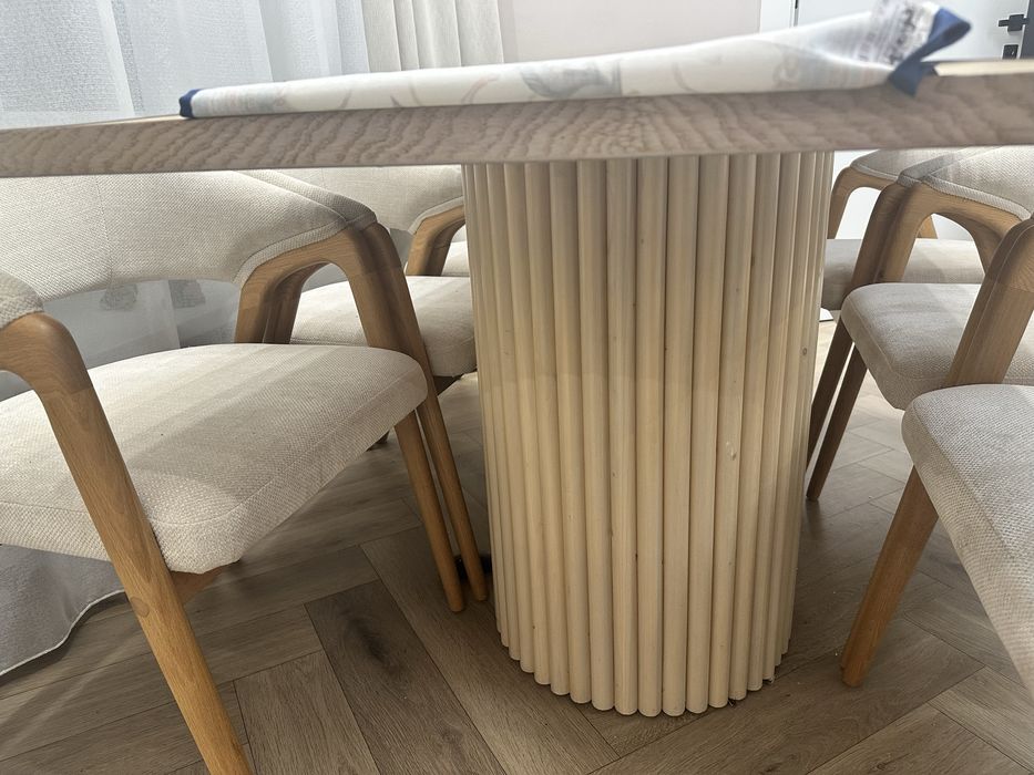 Деревянный стол на 8 человек