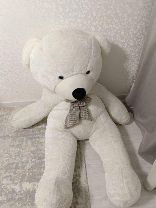 Продам  белого медведя. Большего. Где то 2 метра.