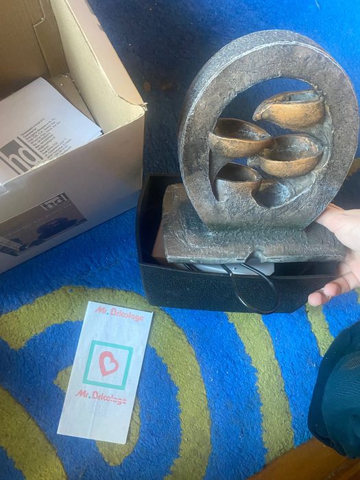 Малък градински фонтан съдове