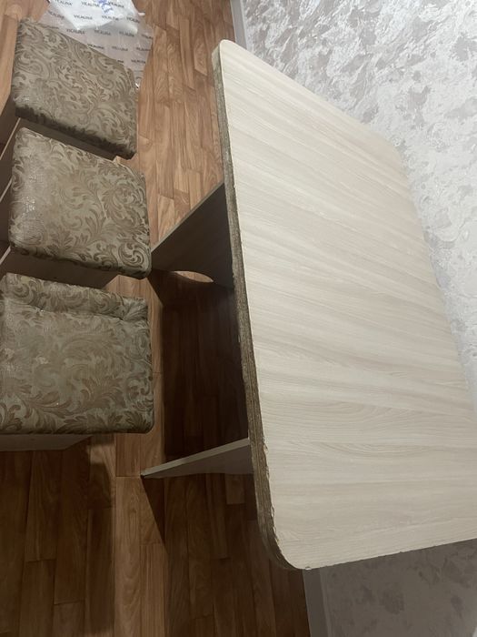 Продам        стол.     в       хорошем      состоянии