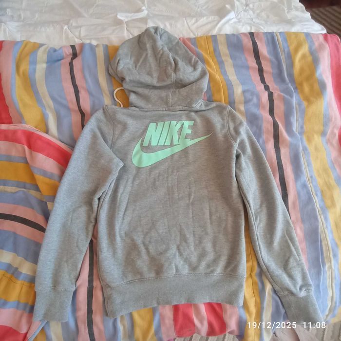 Продавам Суичър на Nike