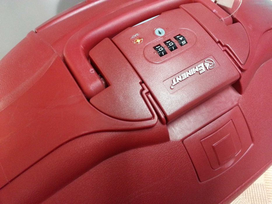 Продавам марков куфар EMINENT на колелца с код за заключване