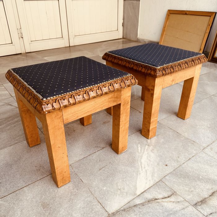Комплект ръчно резбовани шведски табуретки.Винтидж скандинавски стил