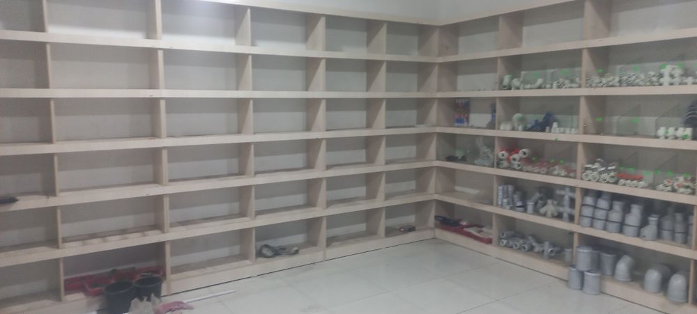 Xozmaklar va magazinlar uchun mebel polkalari