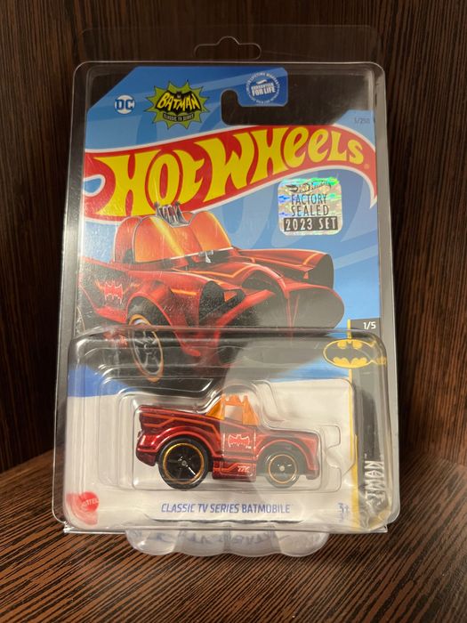 Hot Wheels Classic TV Series Batmobile Super
Treasure Hunt STH