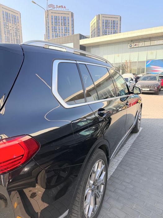 BMW X7 2021 года
