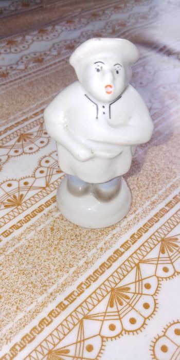 Фарфоровая статуэтка