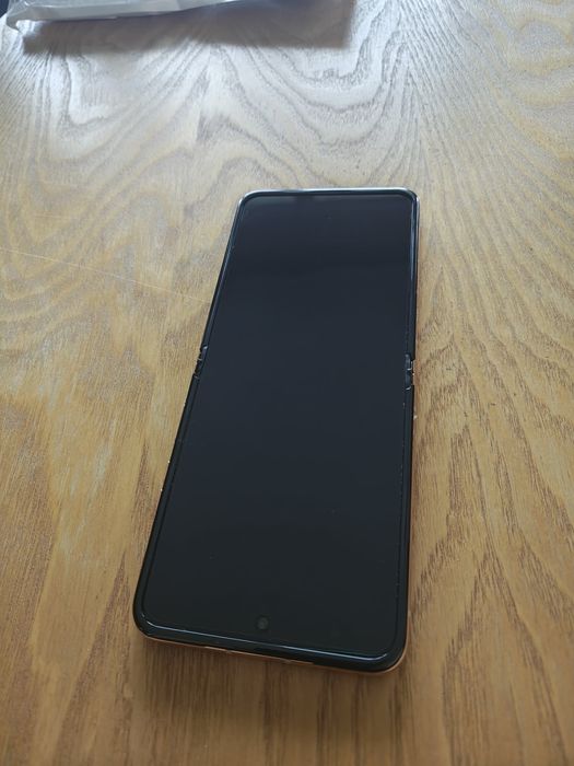 Motorola Razr 40 Ultra 5G – PANTONE Peach Fuzz – 8GB/256GB – перфектно състояние