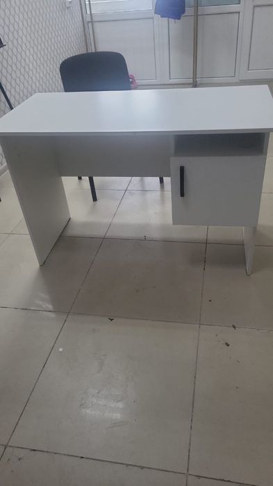 Продам стол белый