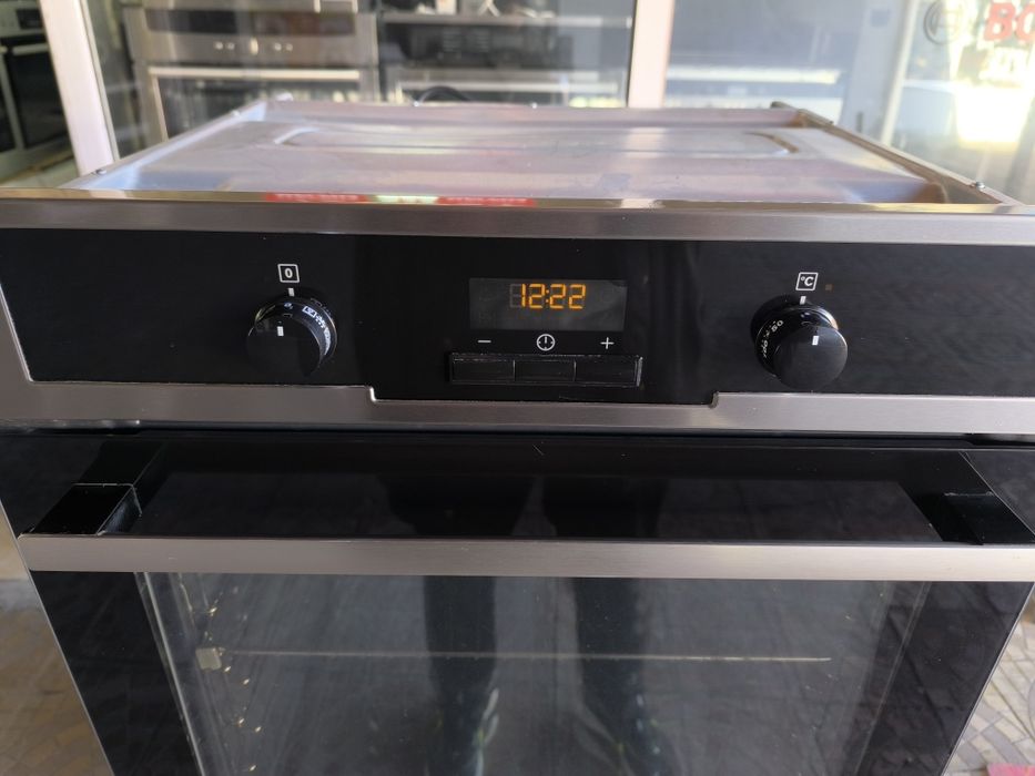 Фурна Electolux EOB5450AOX - 76 литра . Плавно затваряне на вратата.