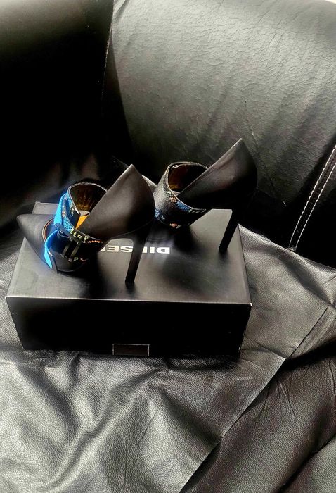 DIESEL дамски черни обувки на ток, с Регулируеми цветни каишки.