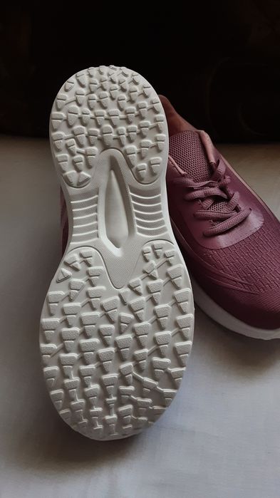 Adidași roz noi cu eticheta mărimea 39