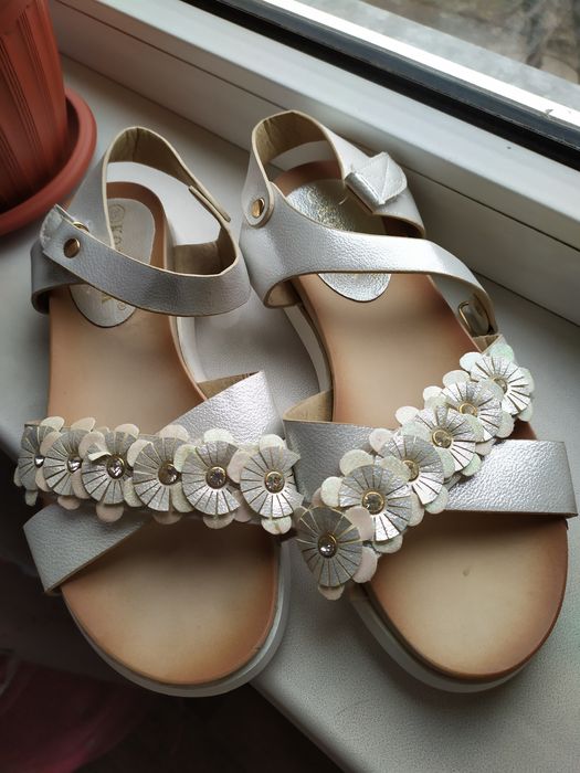 Сандали для девочки. Размеры 29,35,36.