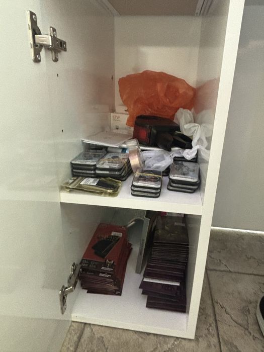 търговско оборудване и стока за магазин за GSM аксесоари (гр. Варна)