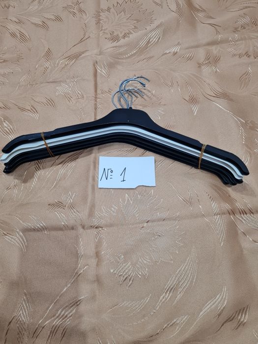 18ст.бр.  Пласмасови закачалки за дрехи широко рамо бройката струва 0