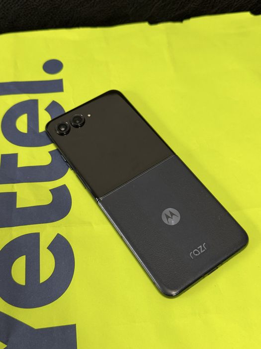 512GB Motorola Razr 50 Ultra Гаранция Yettel 2027 Blue