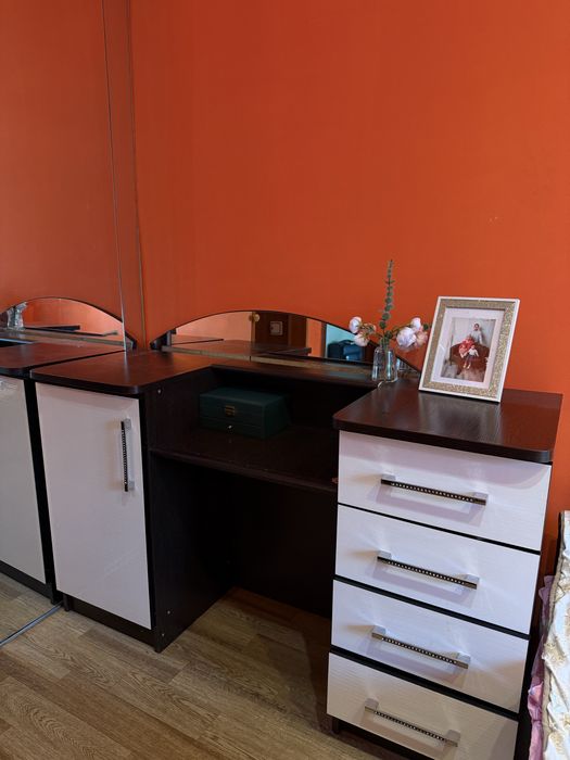 Комод с зеркалом