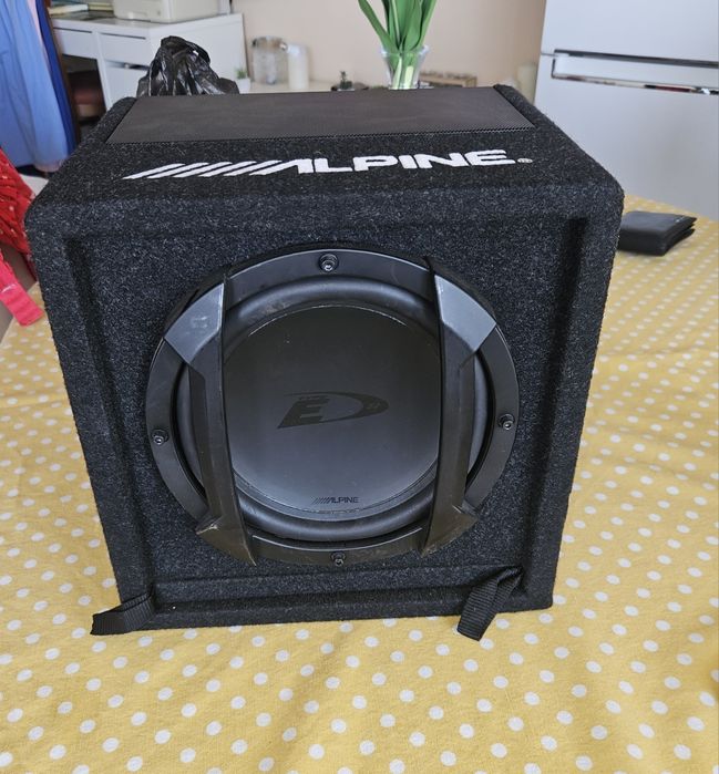 Активен субуфер Alpine SWE-815 (8" / 20 см) — 300W