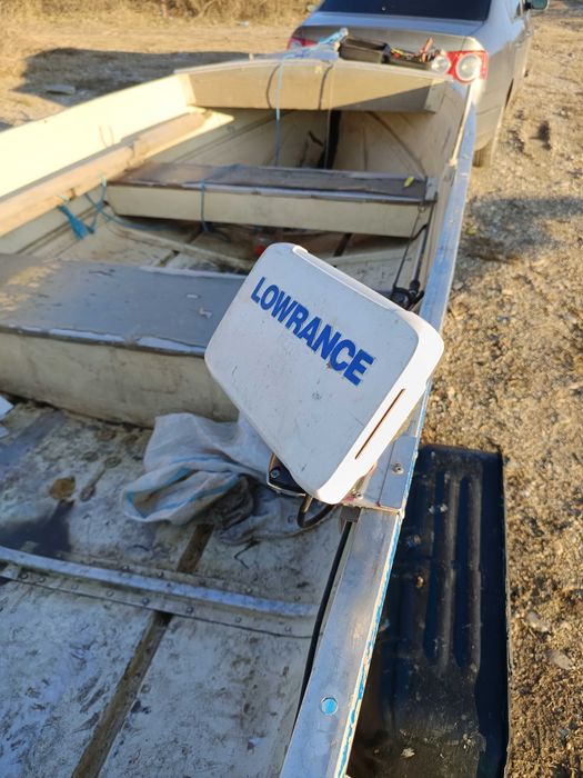 Barca cu motor si sonar