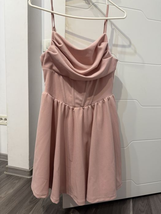 vand rochie roz cu eticheta