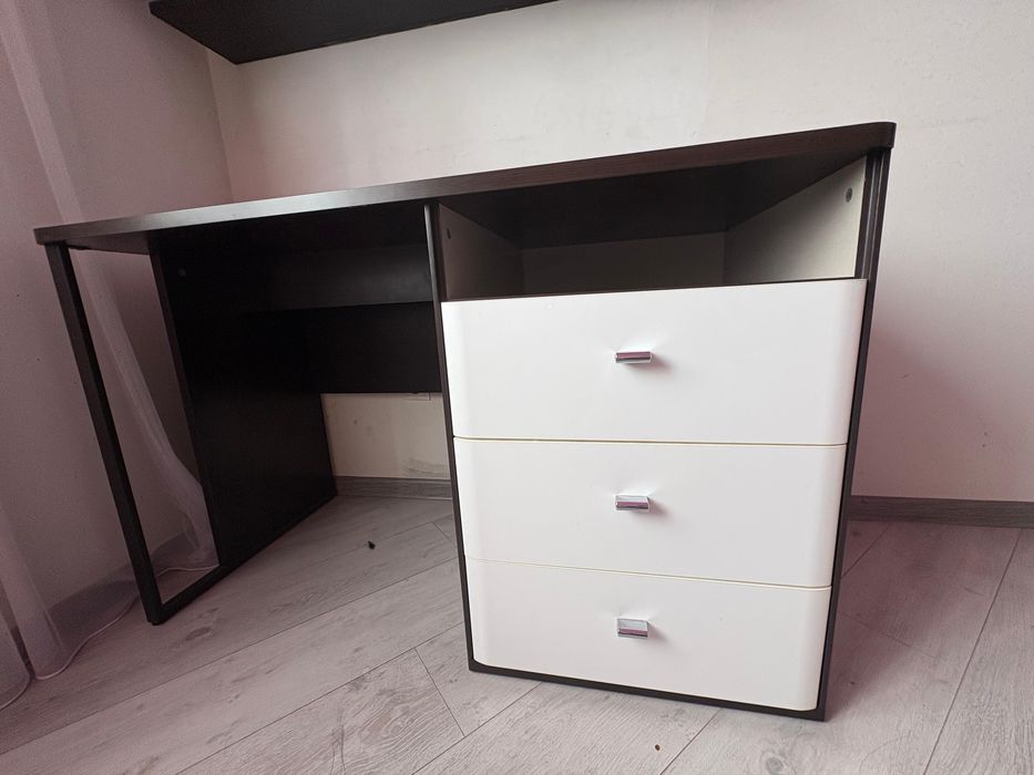 Письменный стол из мдф в отличном состоянии