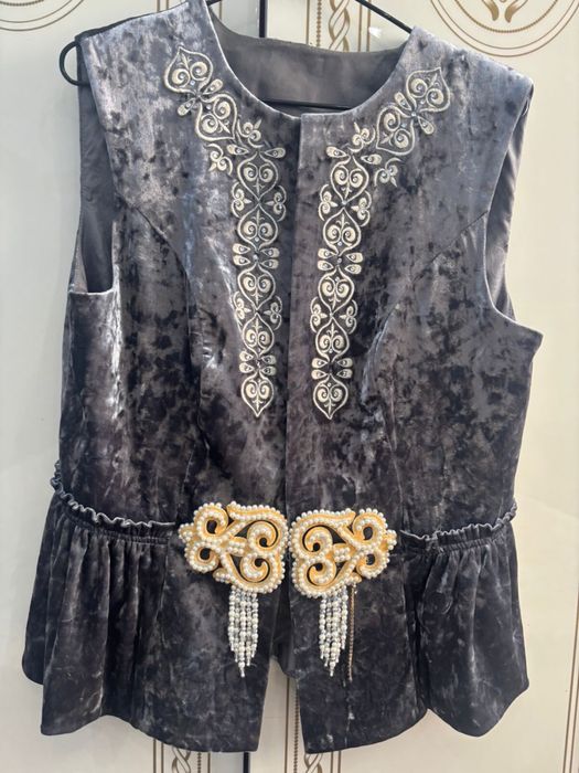 Продаю женский кажекей/камзол, платье