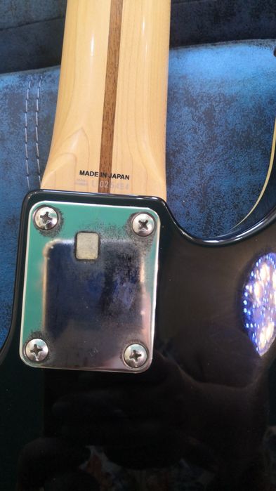 Продам бас гитару Fender