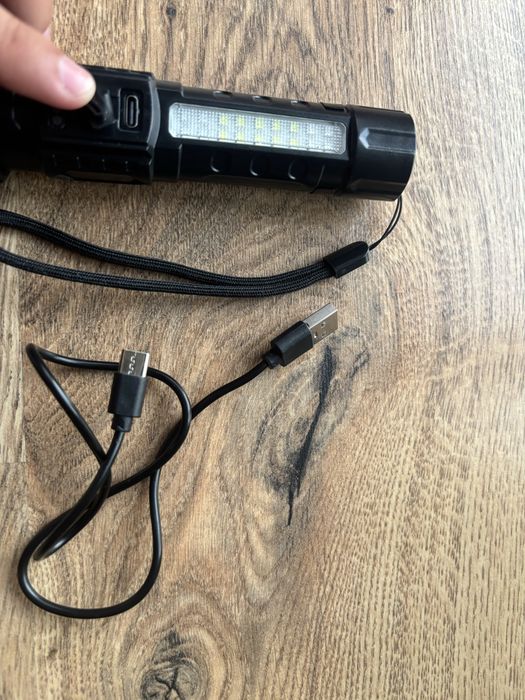 Lanternă reîncărcabilă prin cablu USB sau energie solară.